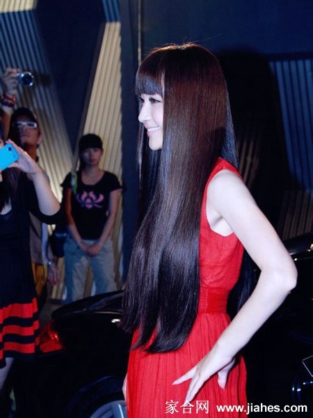 经典黑白影像中，姚笛的侧颜与颈部线条尽显简约高级之美