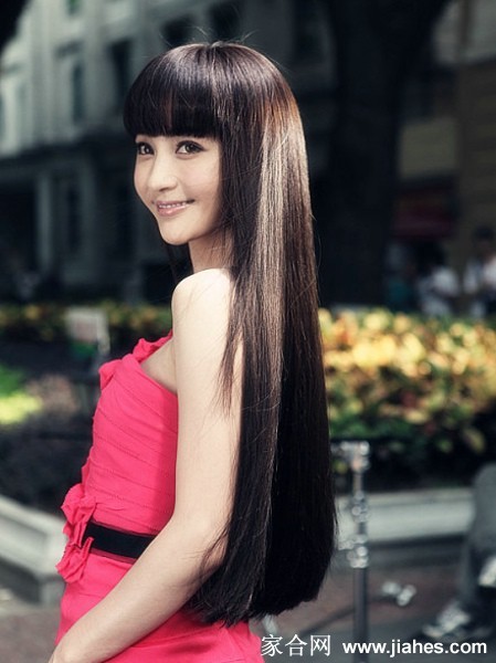 姚笛身穿露背长裙，转身间展现完美背部曲线与迷人风情