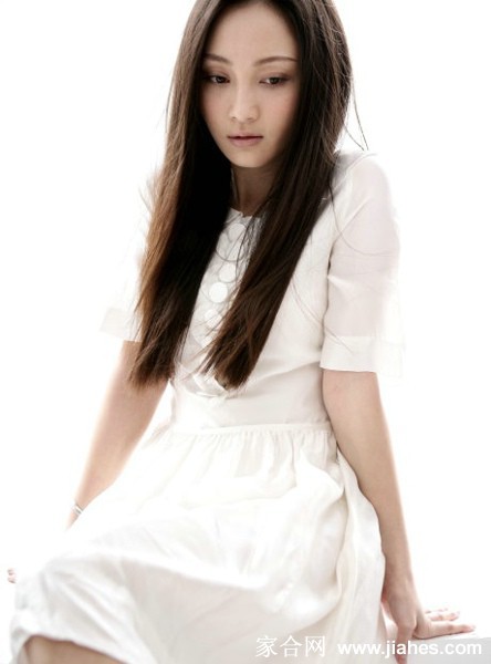 姚笛身着粉色长裙置身春日氛围，静谧侧颜诉说浪漫故事