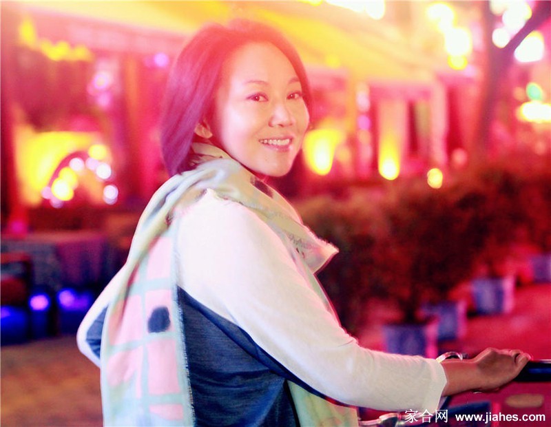 闫妮侧身依靠自行车，午后光影洒落周身散发慵懒惬意