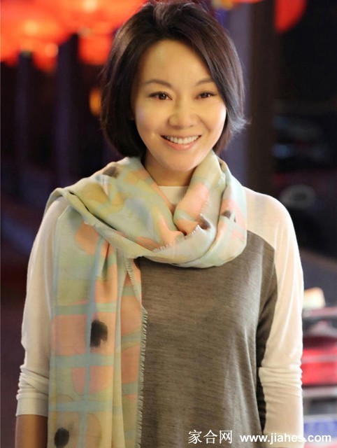 镜头特写闫妮骑行中回眸瞬间，发丝轻扬眼神明亮而坚定