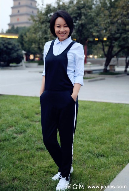 闫妮结束骑行倚车小憩，神态放松展现愉悦满足的瞬间