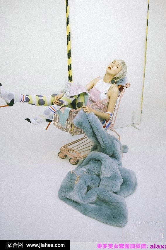 娄艺潇身着黑色丝绒长裙倚靠古典沙发，手中书本半掩，冷调光线掠过她的锁骨与书页边缘