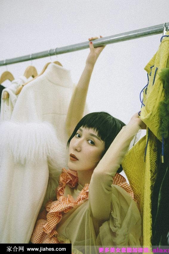 娄艺潇侧身凝视窗外，暖色调光影勾勒出她精致的下颌线与沉思神情，复古窗棂投下斑驳影子