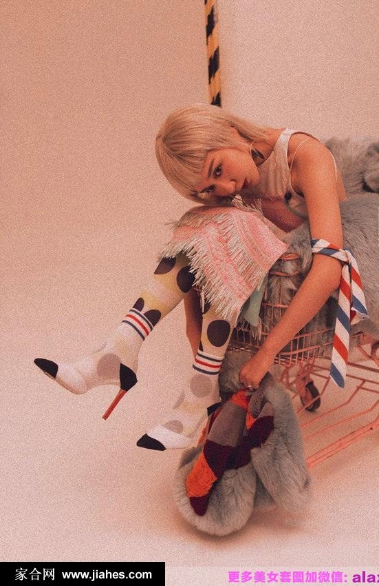 暖黄台灯光晕中，娄艺潇手持复古电话听筒，光影在她低垂的眼睫与瓷器般肌肤上轻轻颤动