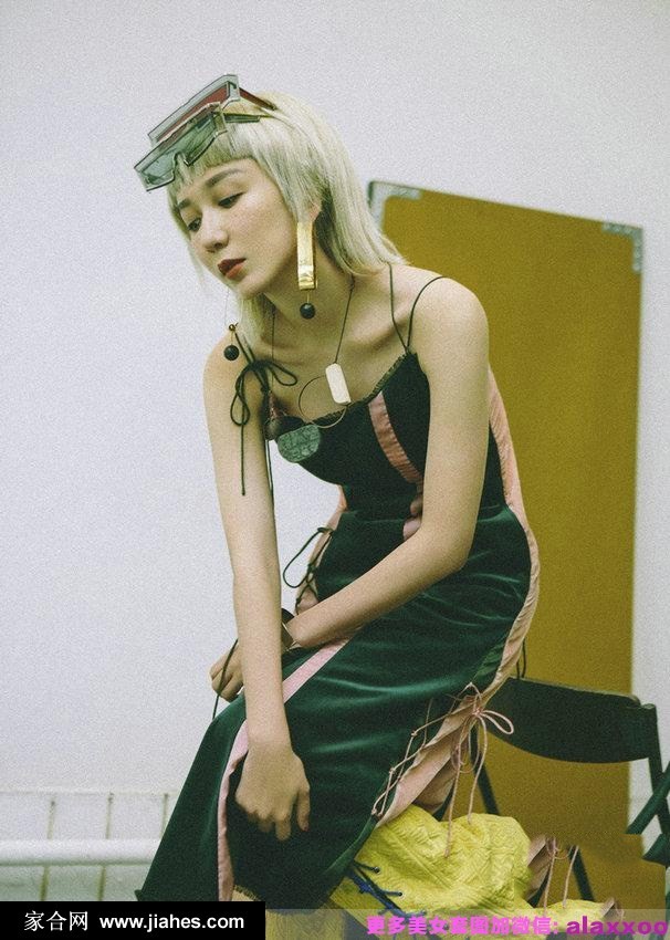 特写镜头捕捉娄艺潇眼眸中流转的故事感，珍珠耳环轻贴脸颊，背景虚化成一片朦胧的金色光雾