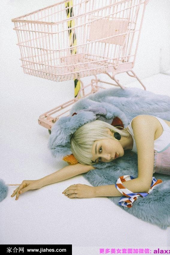 娄艺潇身穿格纹西装眺望远方，午后斜阳穿过百叶窗，在她身上印刻出平行世界的宁静条纹