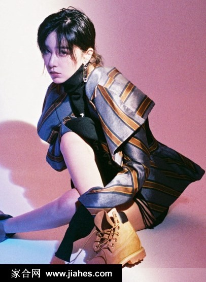 逆光勾勒发丝与肩颈曲线，朦胧光晕中透出柔和却坚定的女性力量