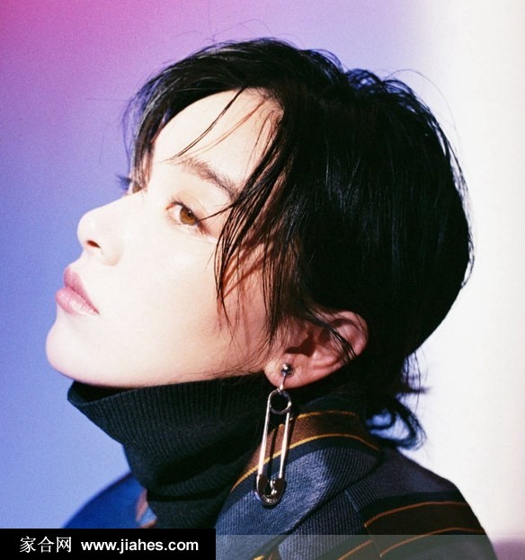 阚清子侧身回眸，彩色编发与冷调光影交织出迷幻未来感