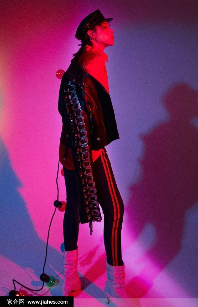 光影切割面部轮廓，阚清子眼神深邃凝望远方，散发危险吸引力