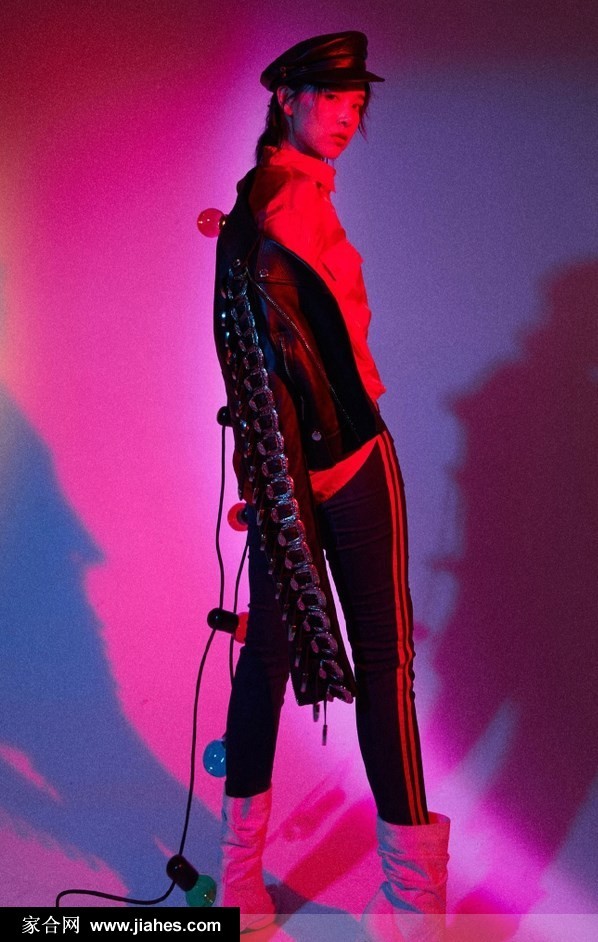 置身光影交错的时空，阚清子以松弛姿态展现摩登女郎的自信与从容