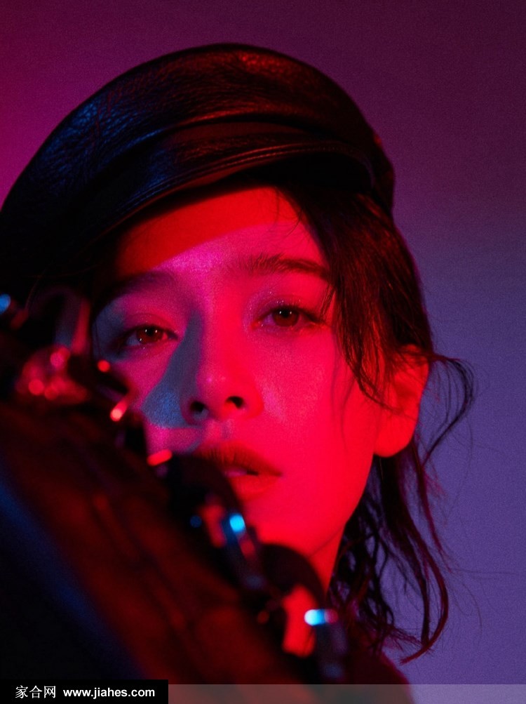 特写镜头下，阚清子唇部微启，彩色发辫轻拂脸颊，交织叛逆与柔美