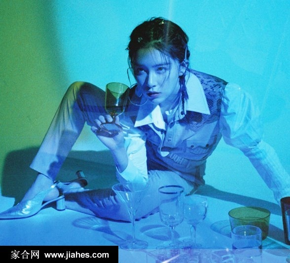 闭眼沉思间，面部光影斑驳，静谧中蕴藏巨大情感张力