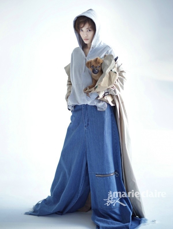 孙俪与一只黑白花色的小狗额头相贴，闭上眼睛，仿佛在进行一次无声的情感交流