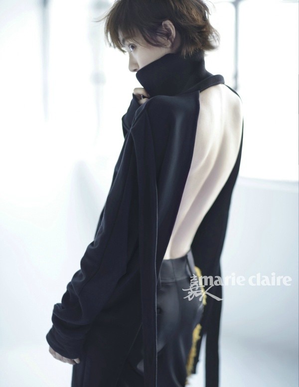 孙俪侧身而坐，一只棕黄色的小狗信赖地将头靠在她肩上，画面宁静祥和