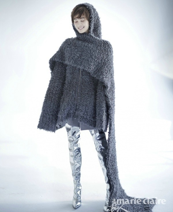 黑白光影下，孙俪优雅侧脸与小狗依偎的轮廓构成一幅充满故事感的静谧肖像