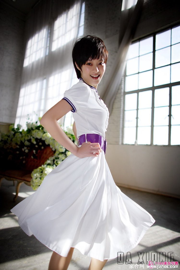 孙俪侧身回眸，短发微拂面庞，眼波流转间尽显灵动神采