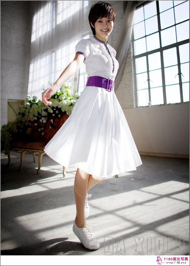 孙俪倚靠窗边，柔和光线勾勒出精致侧颜与宁静沉思的动人瞬间