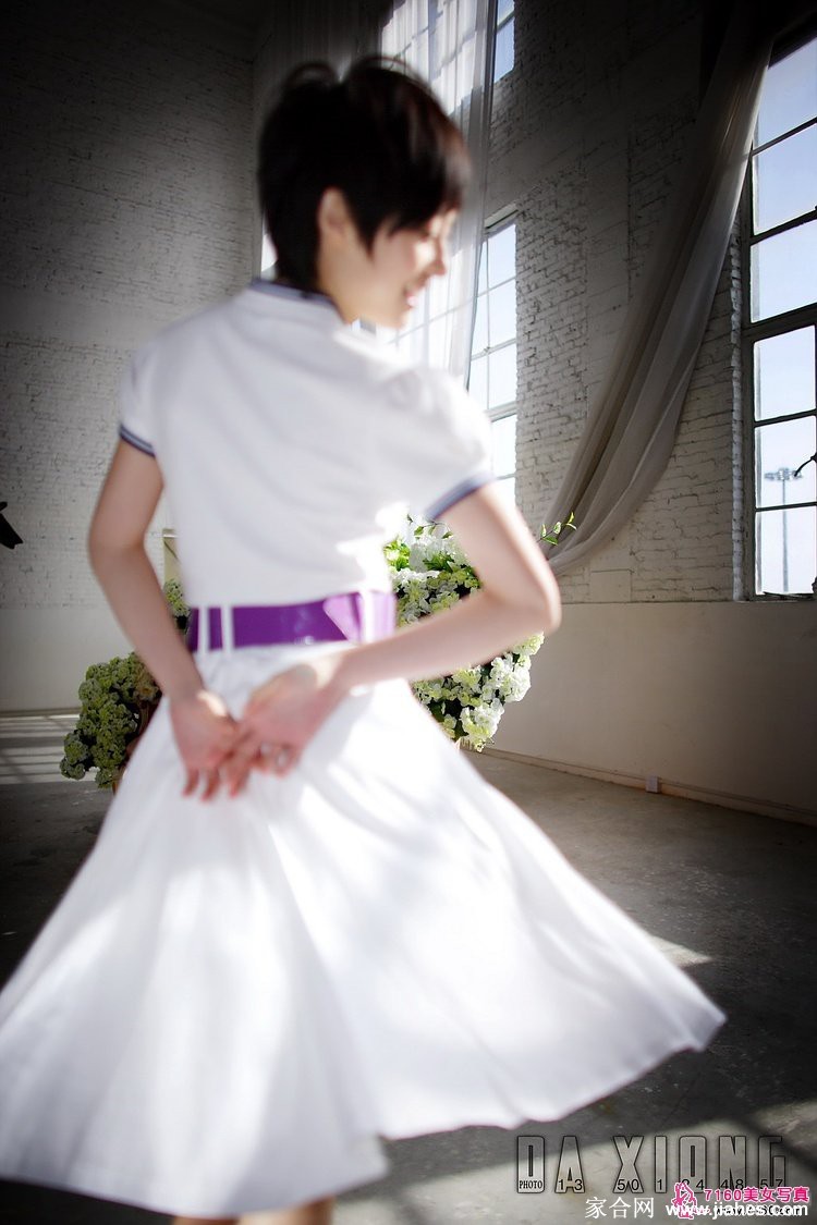 孙俪直面镜头，短发造型搭配简约白裙，展现自信洒脱的独特魅力