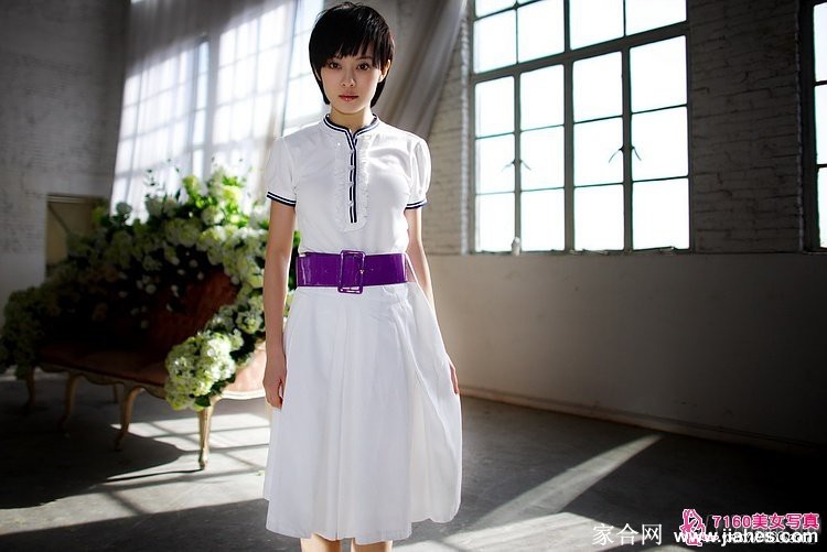 孙俪绽放明媚笑容，短发与白裙衬托出如夏日清风般的纯净气息