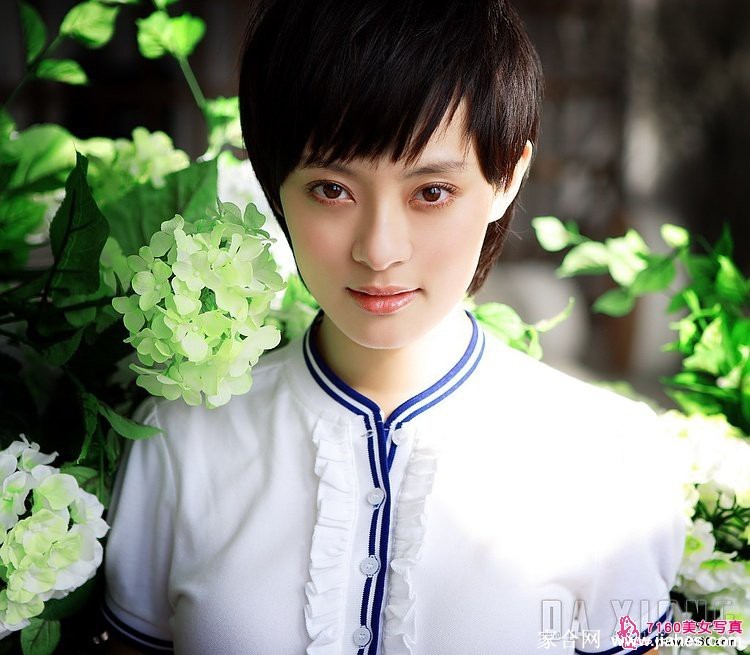 孙俪身着洁白长裙立于光影之中，姿态优雅宛若月光下的天鹅