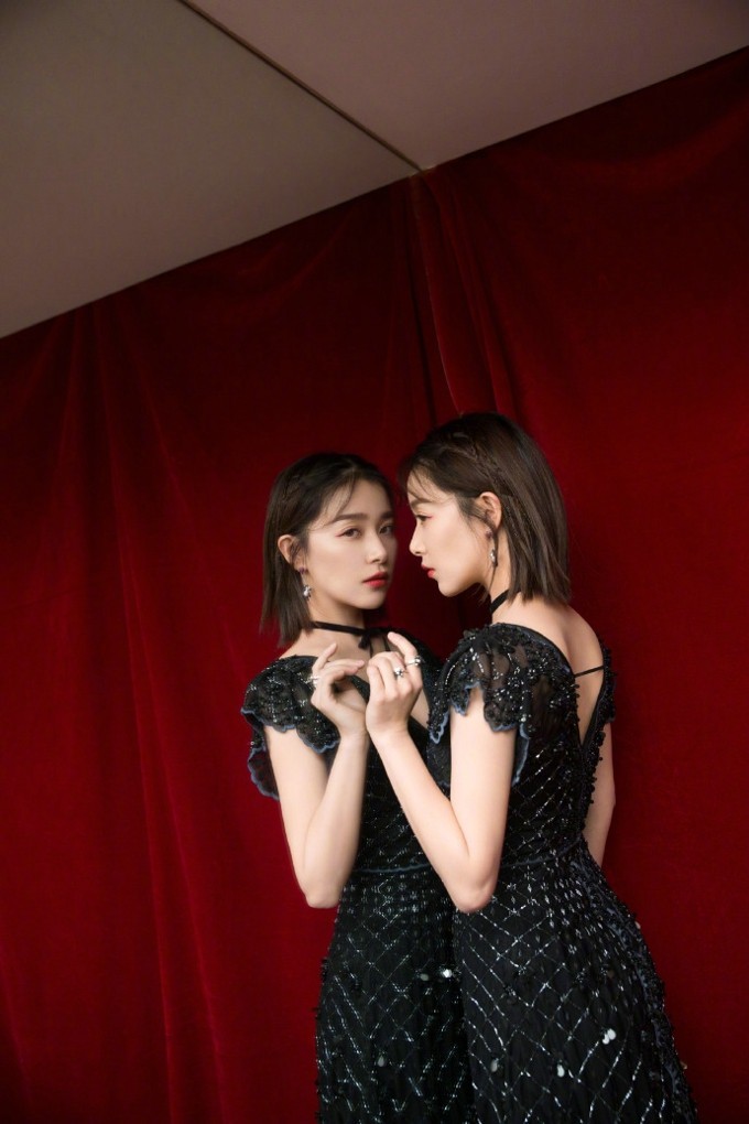 阚清子回眸瞬间，裙摆轻扬，冷艳气质中透出一丝灵动与温柔