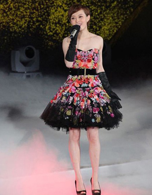 孙俪一袭黑色修身长裙优雅侧立 眼眸深邃尽显女王气场