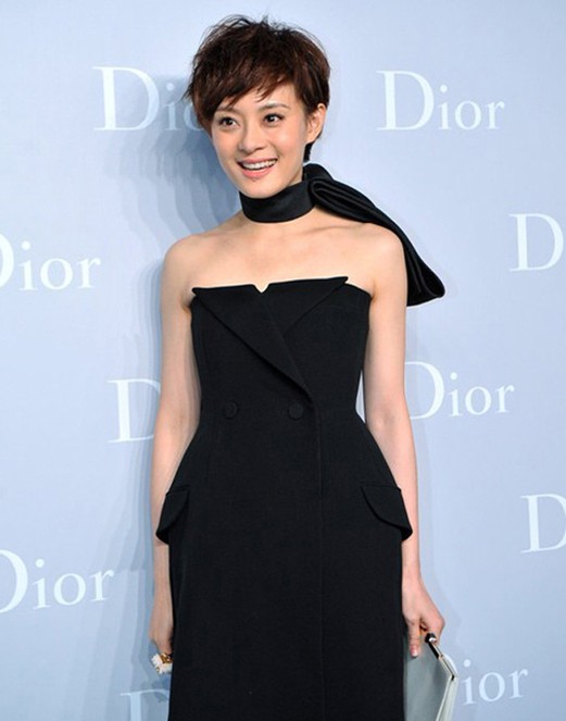 光影间孙俪身着金色奢华晚装 回眸间尽显从容与华贵