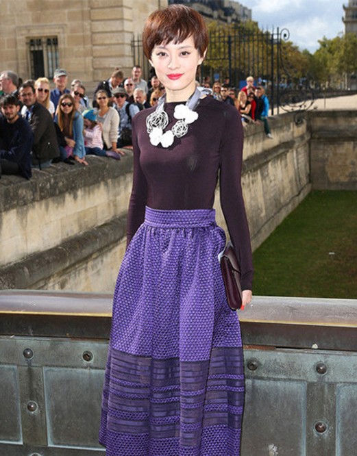 孙俪以精致蕾丝上衣搭配裤装 展现刚柔并济的时尚魅力