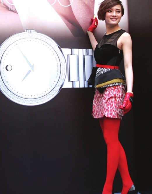 孙俪黑色西装造型亮相 利落短发下的凝视气场全开