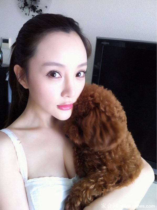 李小璐侧颜浅笑 晨光轻抚柔顺长发