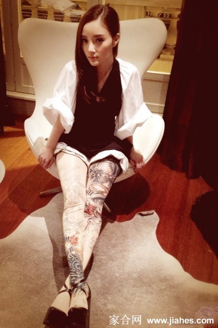 光影交错间 李小璐低头莞尔尽显温柔