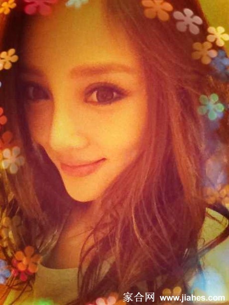 李小璐托腮凝思 眼眸深邃如静谧湖水