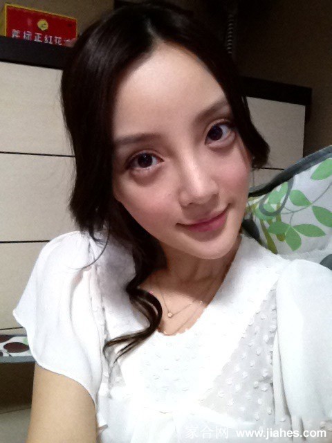 暖阳洒落肩头 李小璐展露清新如初夏般的笑容