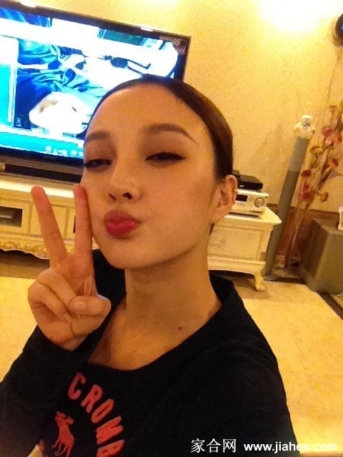 柔顺黑发垂落肩头 李小璐目光宁静望向远方