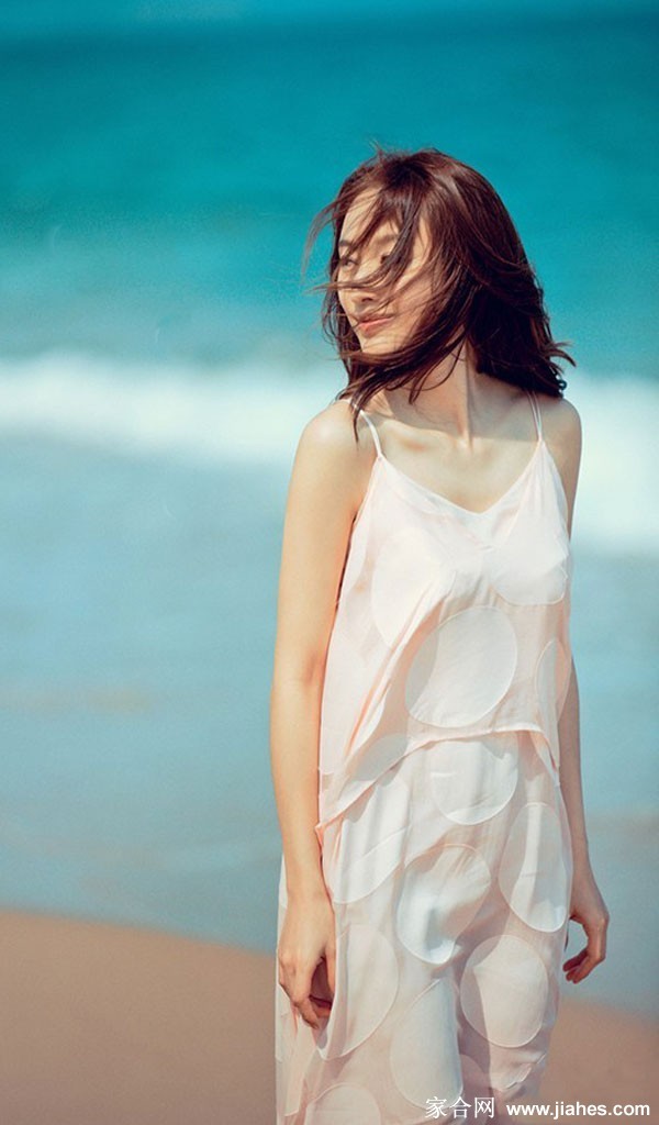 张俪身穿牛仔泳衣的背影，面对浩瀚大海，展现出动人与坚定的气质