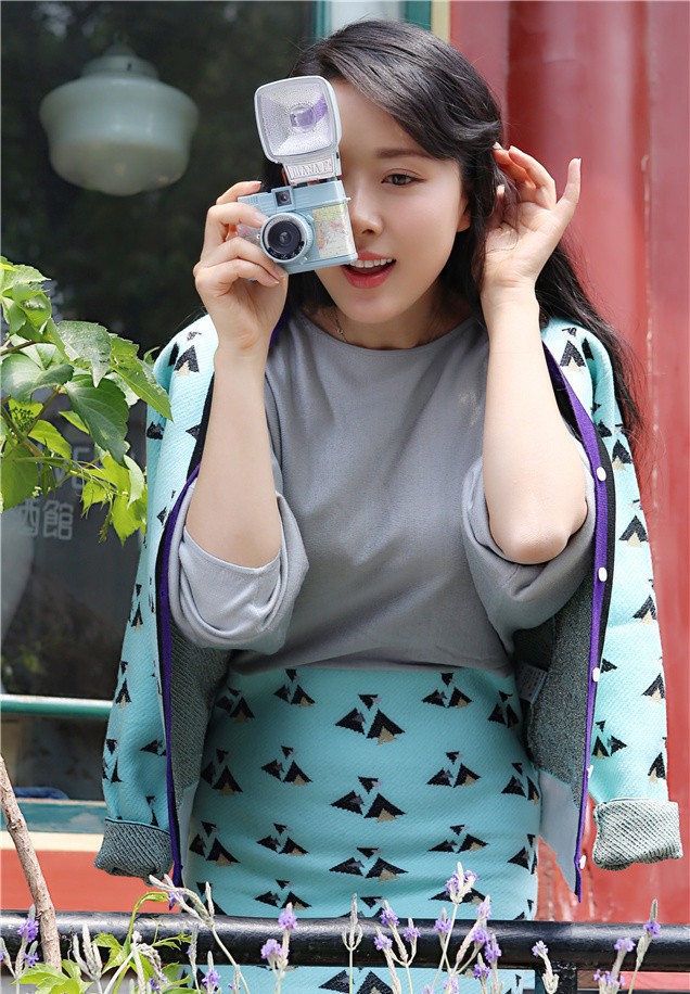 颜丹晨侧身回眸眼神温柔，冬日阳光为其轮廓镀上金色光边