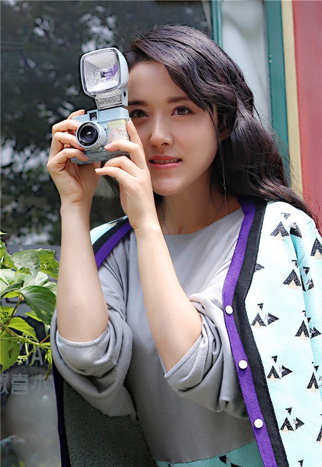 颜丹晨驻足凝望远方，柔和侧颜与静谧氛围仿佛时光静止