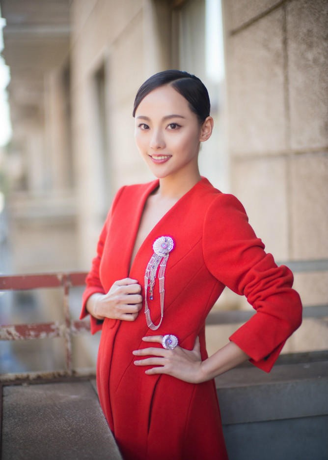 张嘉倪身着卡其色风衣漫步米兰街头，步履生风尽显干练气质