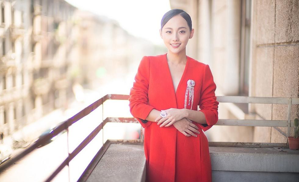 张嘉倪黑色挂脖礼裙侧身回眸，光影雕刻精致侧颜与优雅颈线