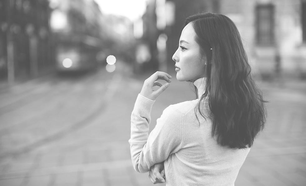 张嘉倪置身室内光影中，黑色裙装与静谧神情交织出故事感