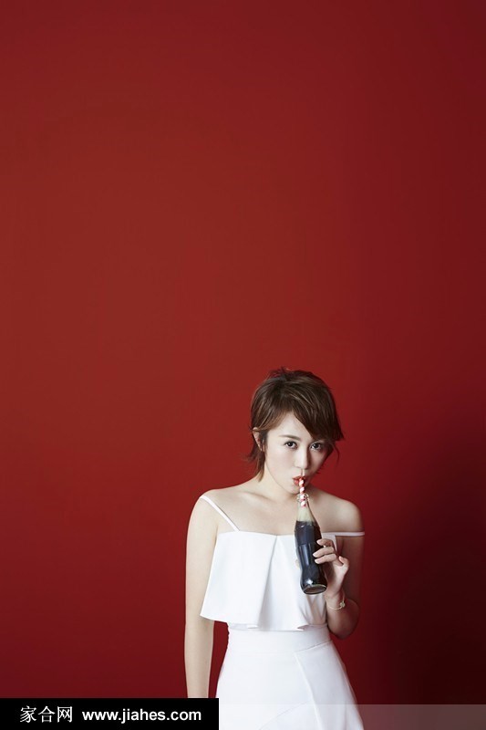 马丽以短发性感造型直面镜头，复古颈链点缀于颈间，牛仔装与坚定眼神交织出强大的女性气场