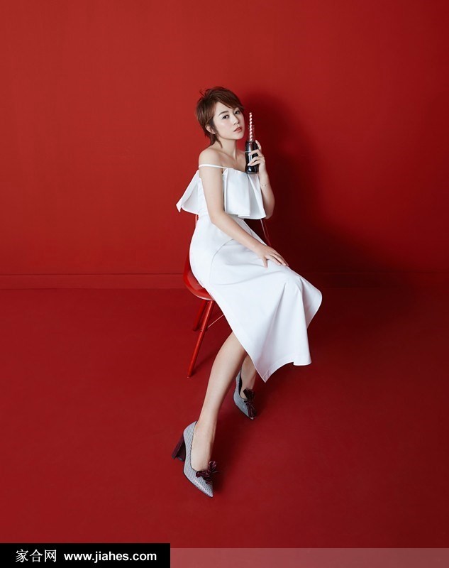 马丽利落短发造型特写，黑色复古颈环紧贴颈线，与深色牛仔形成强烈视觉冲击，展现刚柔并济之美