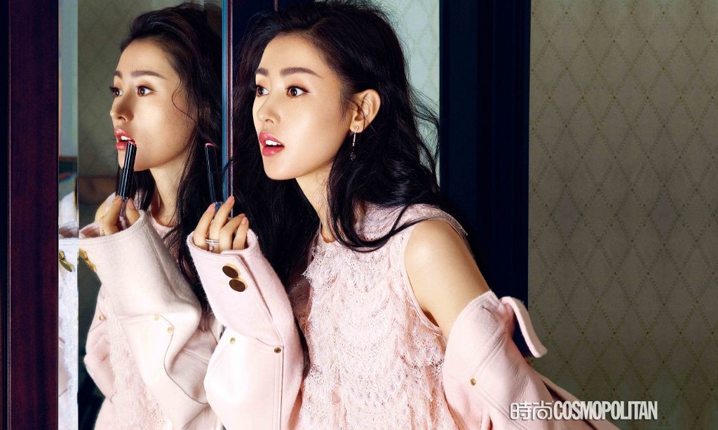 光影交织中张天爱身着简约深色服饰侧身而立，面部轮廓如雕刻般清晰，展现静谧而强大的内在力量