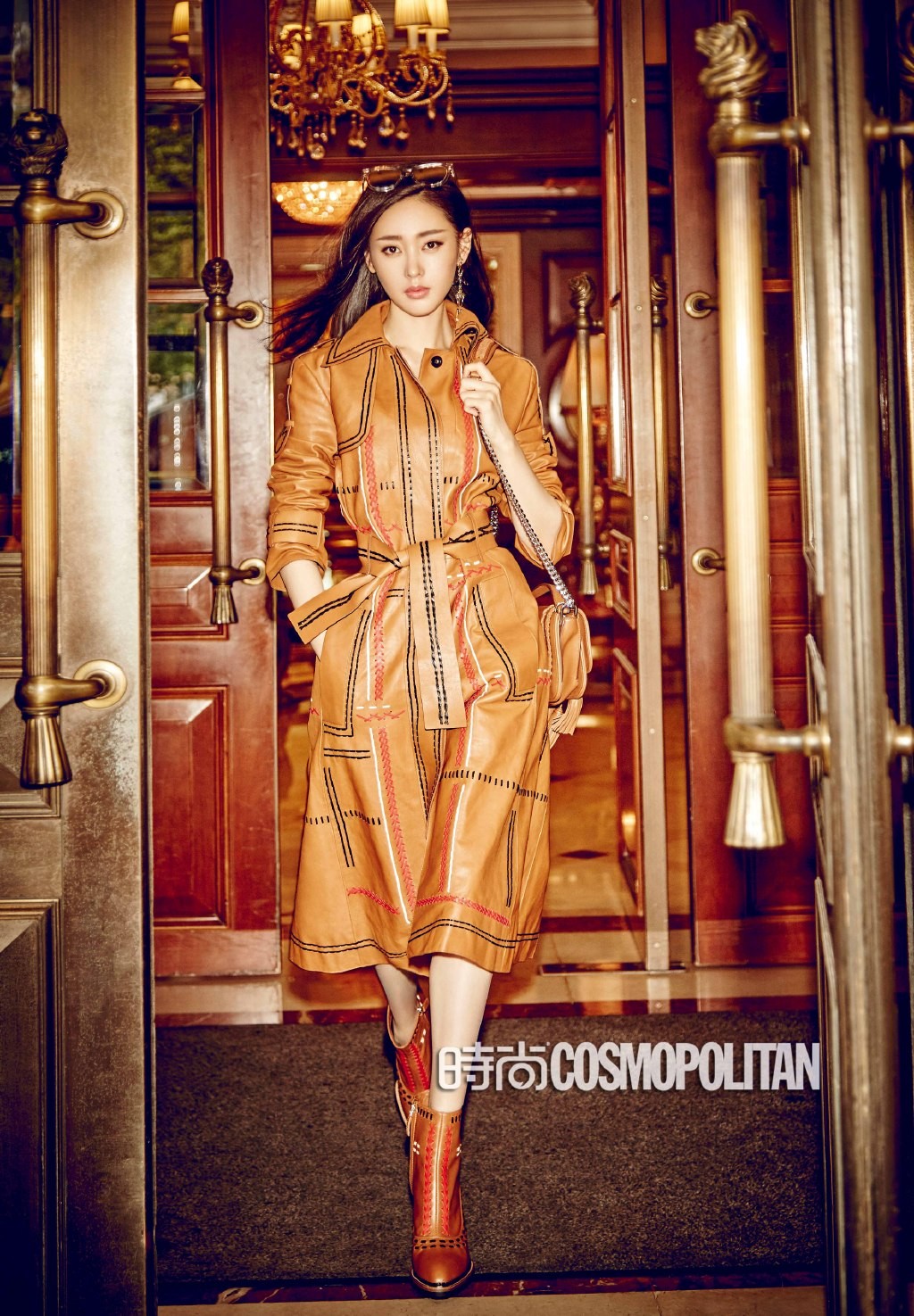 张天爱以利落黑色套装搭配垂坠狼尾短发，眼神笃定凝视镜头，展现现代女性的果敢与自信