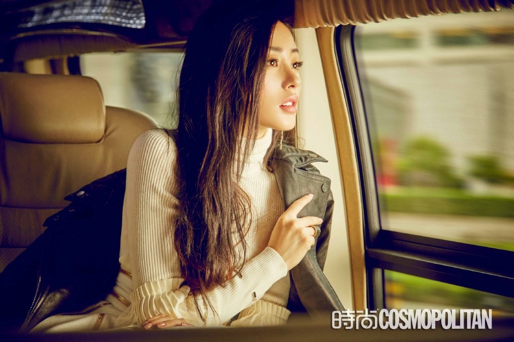 张天爱身着率性服装置身于极简空间，姿态放松而富有动态，诠释了俏皮灵动的另一面