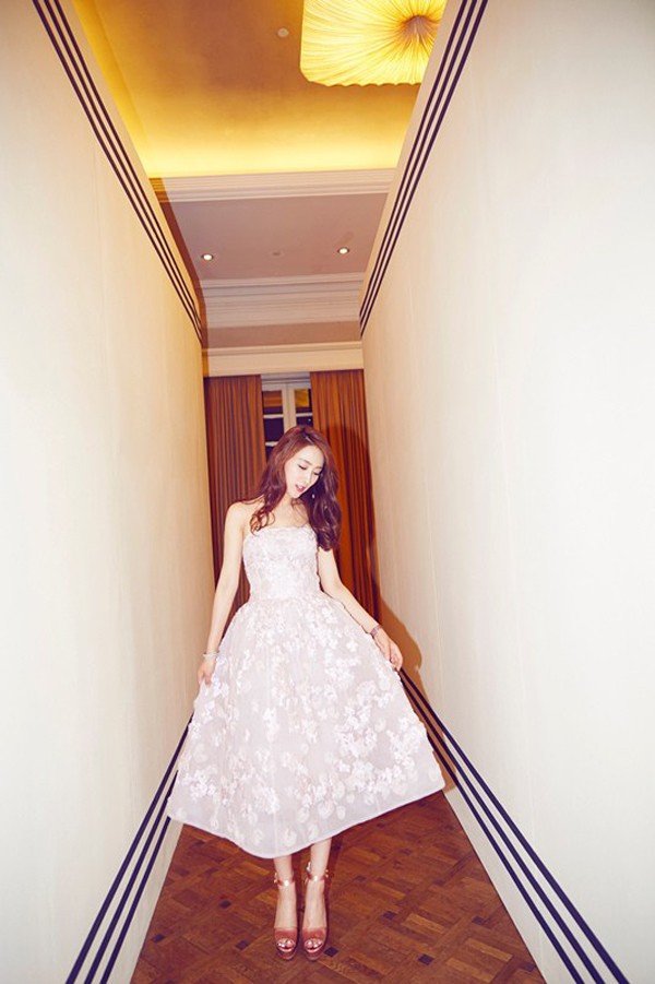 马苏身穿精致刺绣抹胸礼服，手持酒杯浅笑嫣然