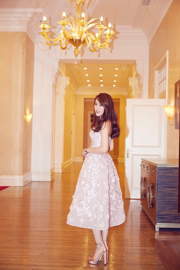 马苏侧身展示礼服精美刺绣与修身剪裁