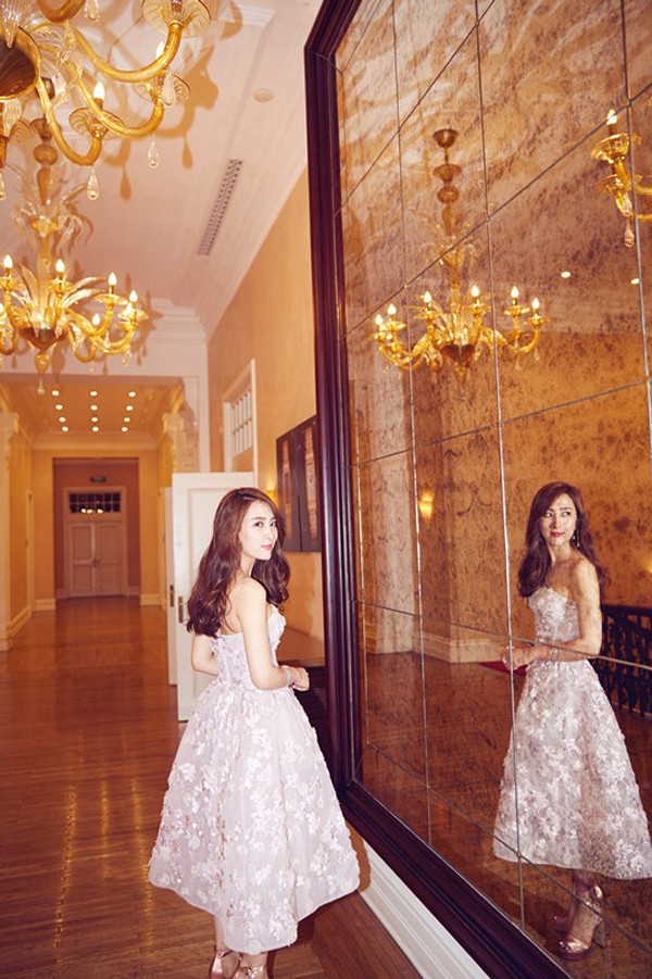 马苏发型精致，回眸间尽显温柔气质