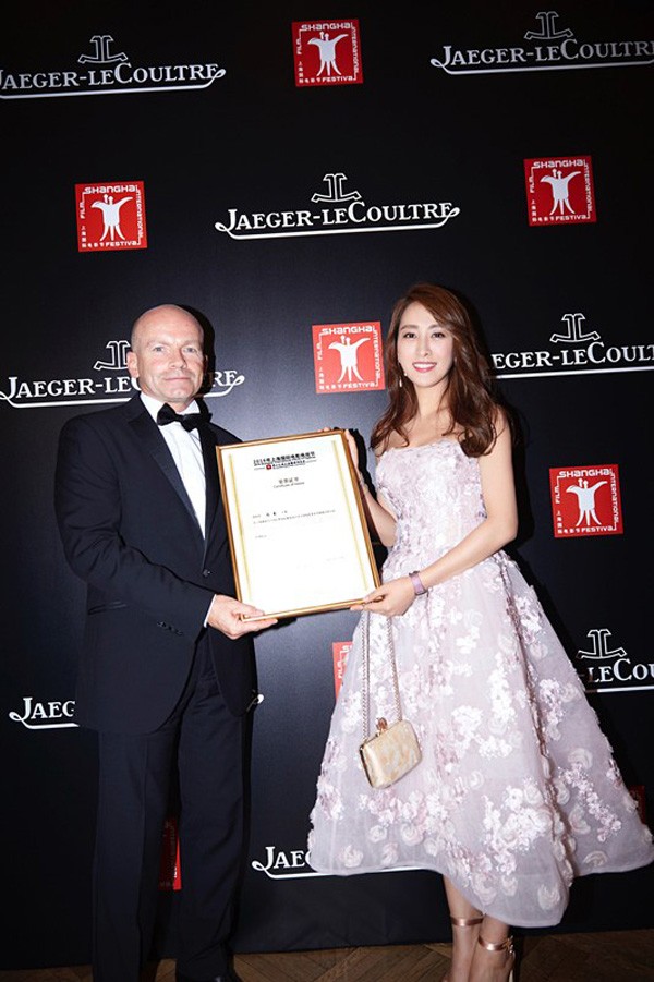 马苏整体造型背影，礼服裙摆优雅摇曳